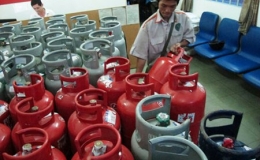 Giá gas tăng 13.000 đồng/bình 12kg